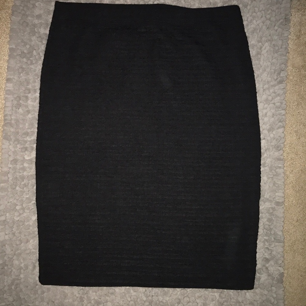 Black textured pencil skirt
